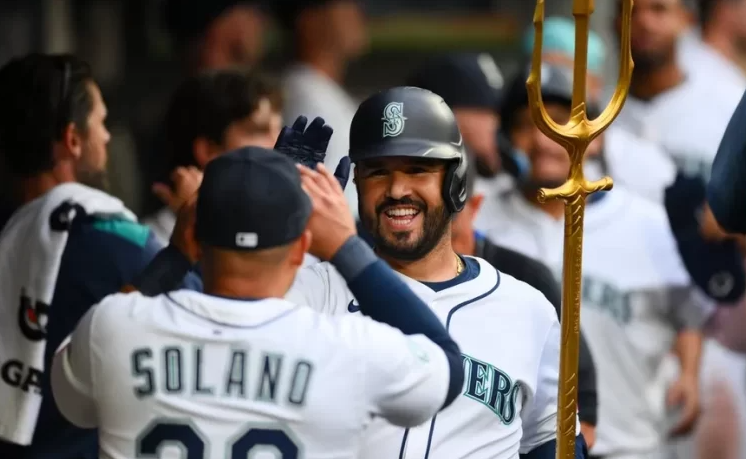 Eugenio Suárez celebró su regreso a Seattle con el jonrón número 37 de la temporada