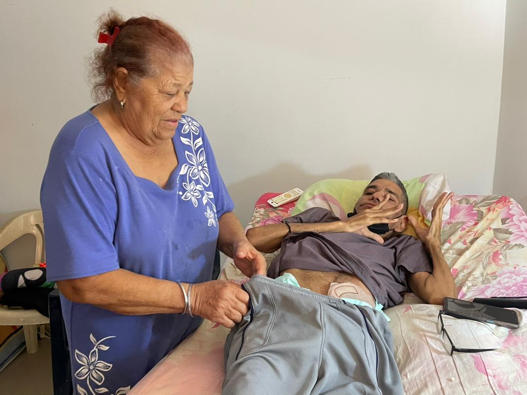 Magaly, en una casa humilde, con dos hijos inválidos y uno con cáncer, dice: “Vivir así es morir
