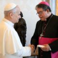 Arzobispo Azuaje entrega al Papa León XIV un relicario de oro de la Virgen de Chiquinquirá