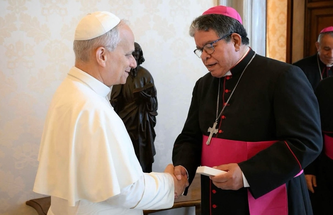 Arzobispo Azuaje entrega al Papa León XIV un relicario de oro de la Virgen de Chiquinquirá
