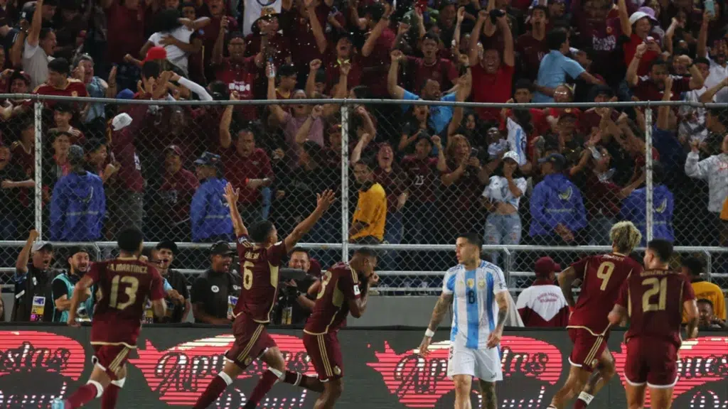 Aficionados a la espera del juego Venezuela vs. Argentina