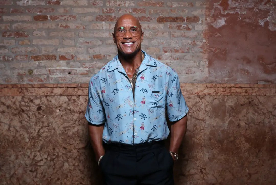 ¡Irreconocible! The Rock causa impacto con su nueva apariencia física