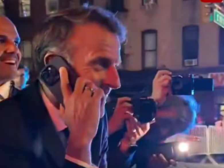 La policía paró a Macron en Nueva York y riendo llamó a Trump: ‘Todo está congelado por ti’