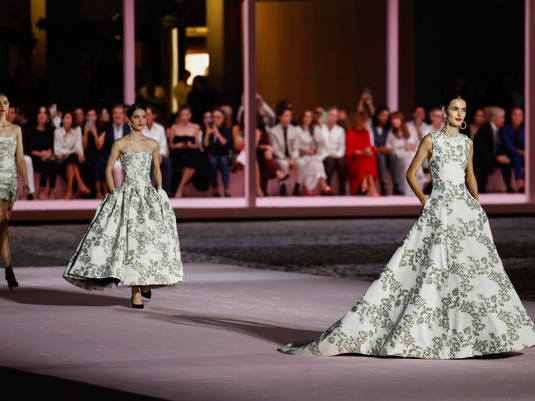 Carolina Herrera rindió homenaje al Madrid castizo con diseños para una mujer global