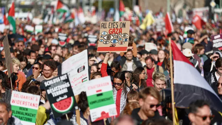 Berlín: decenas de miles piden fin de ataques contra Gaza