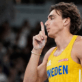 Armand Duplantis supera su récord mundial en Tokio