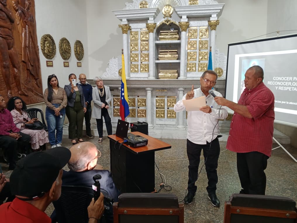 Cultores y artistas dieron una serenata matutina a Felipe Pirela a 13 años de la inhumación de sus restos en el Panteón Regional del Zulia