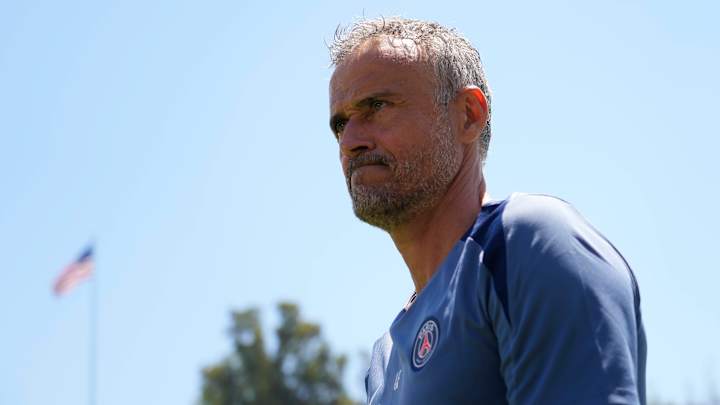 Luis Enrique vuelve al banco del PSG 48 horas después de ser operado