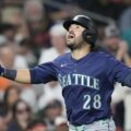 Eugenio Suárez conectó el vuelacerca 47 de la temporada en triunfo clave de Marineros