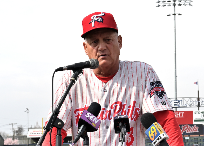 Alfredo Pedrique recibe el premio John Vukovich por su destacada labor como mánager en Doble A