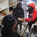Trabajadora les regaló pan y le pagaron con vil atraco (video)