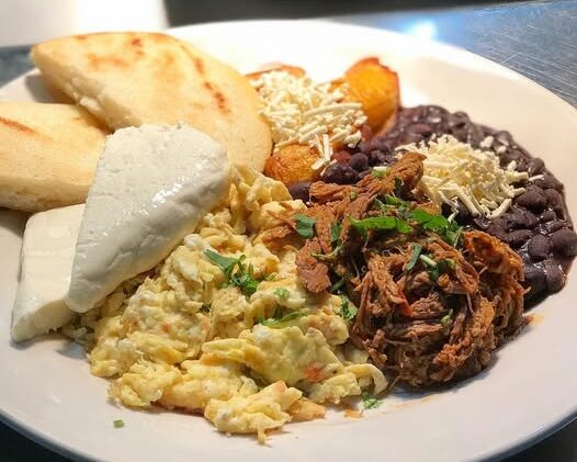 ¡A votar! Desayuno con sabor a final: la arepa y el pan con chicharrón compiten por el título mundial