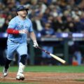 Azulejos despierta y vapulea a Marineros en el tercero de la Serie de Campeonato