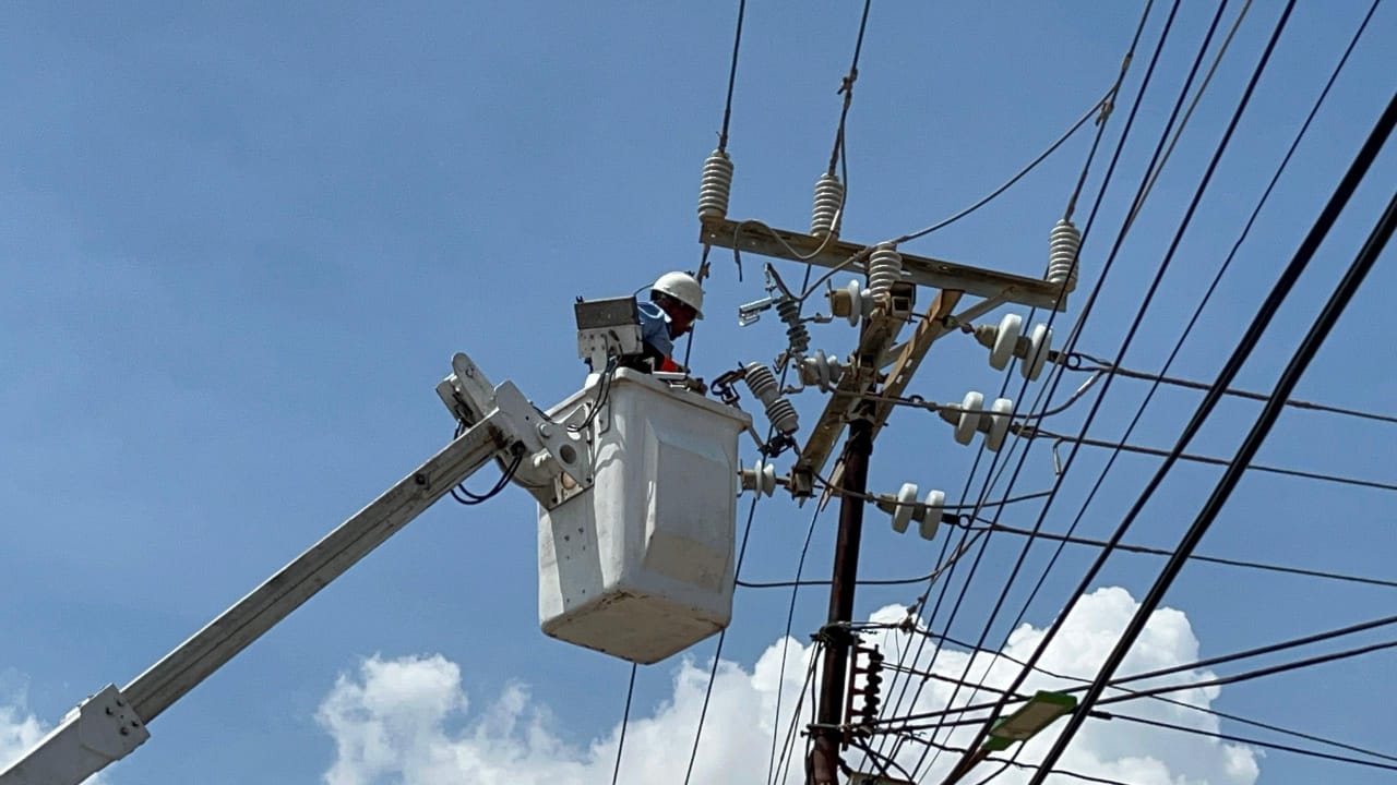 Corpoelec realiza mantenimiento en los circuitos Torres Prensa y Saladillo en el centro de Maracaibo