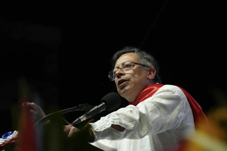 Petro ordena retorno de colombianos retenidos en Ucrania y denuncia trato 