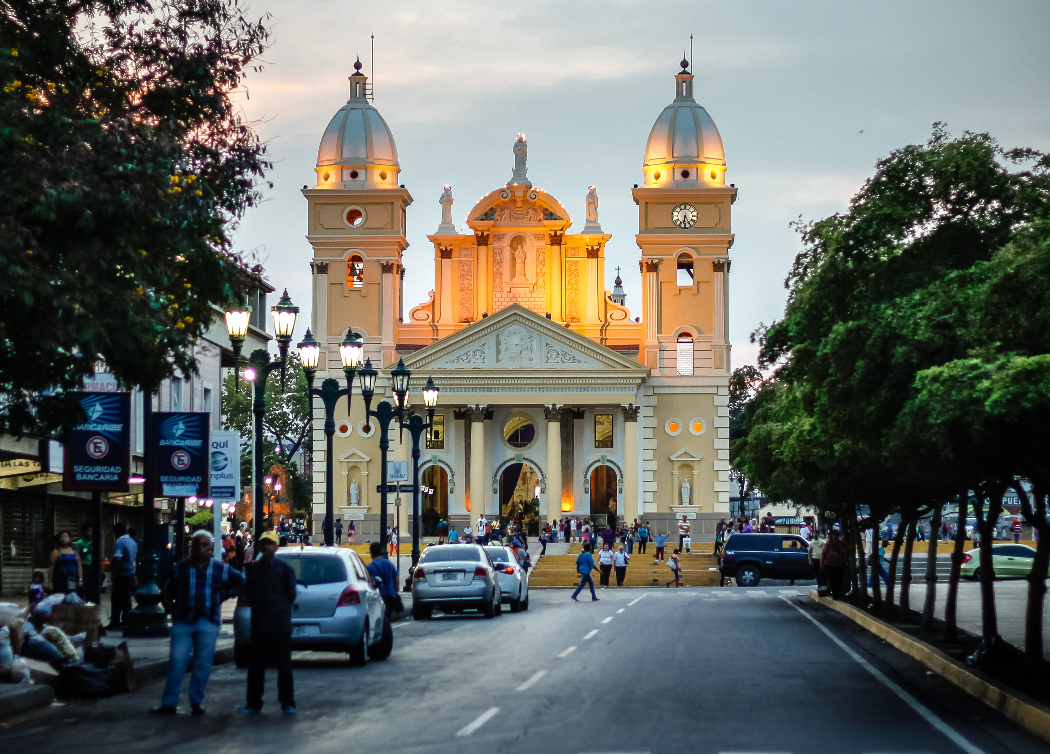 Con banderines blancos y celestes que ondearán alrededor de la Basílica de Chiquinquirá se  anunciará que la Parroquia está de fiesta