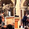 Hombre orina en el altar de la Basílica de San Pedro