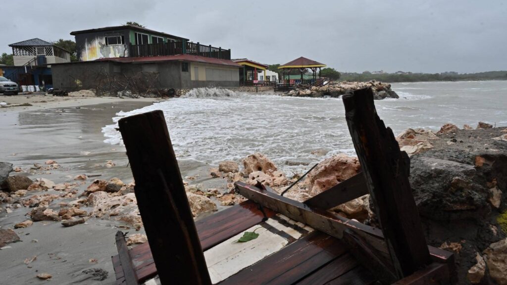 El potente huracán Melissa toca tierra en Jamaica con categoría 5