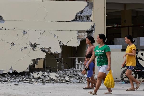Asciende a 72 la cifra de muertos y 300 heridos por el terremoto en Filipinas, según autoridades