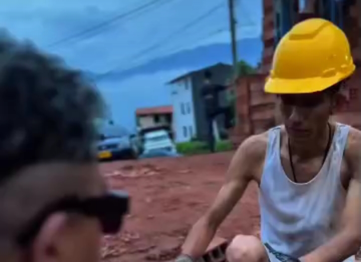 Obrero venezolano sorprende al cantar como Alejandro Fernández