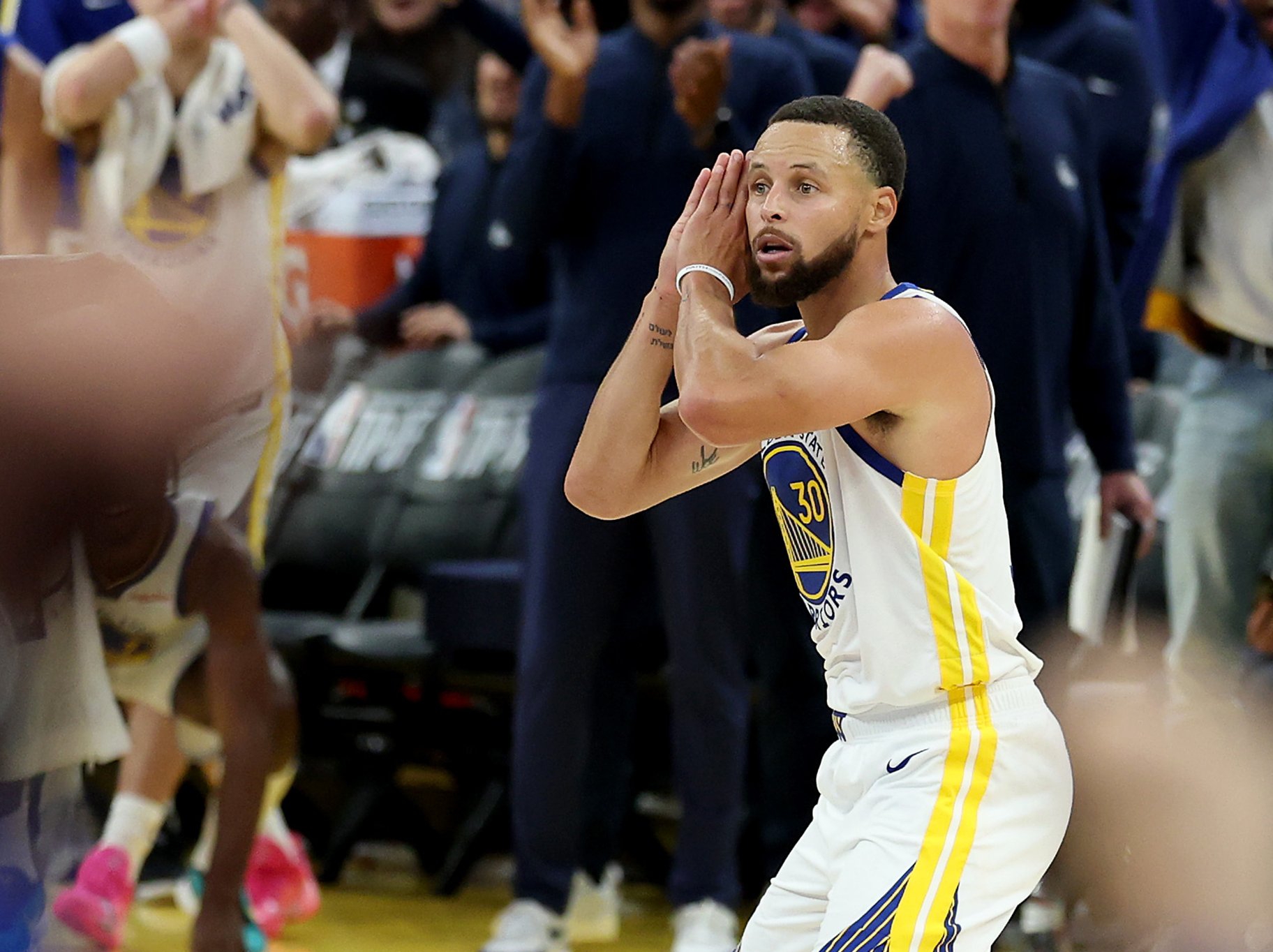 Curry brilla con 42 puntos y Warriors doblega a Nuggets