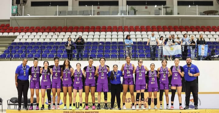 La selección nacional Sub-17 femenina de baloncesto se lleva la medalla de plata en el Sudamericano 2025