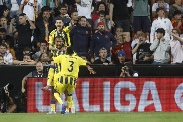 Salomón Rondón anotó su primer gol para conducir al triunfo del Real Oviedo