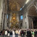 El Vaticano finaliza celebraciones de canonización  con multitudinaria misa de acción de gracias