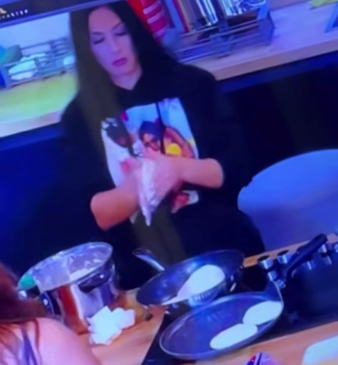 Diosa Canales montando las arepas