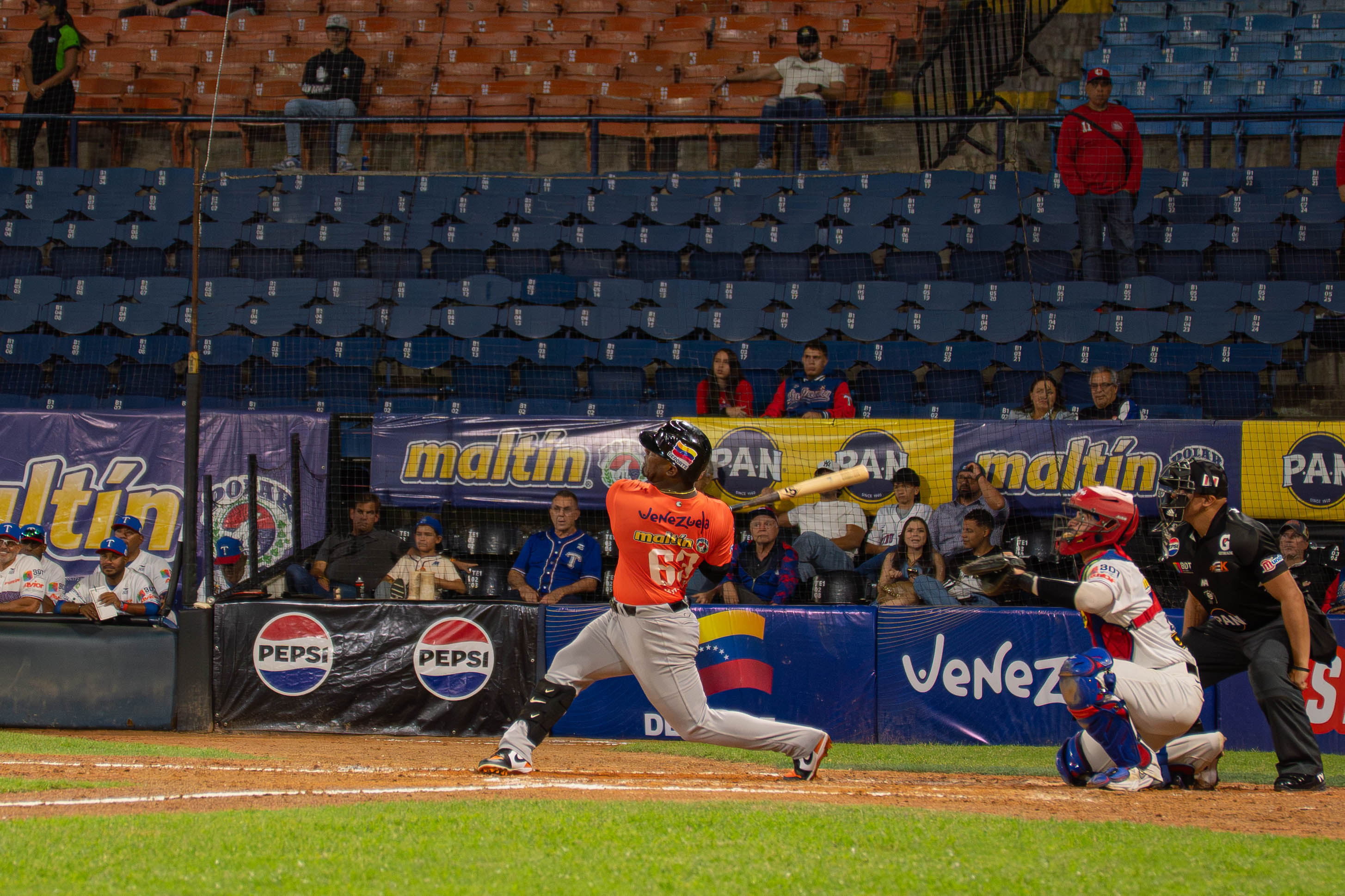 ¡Histórico! Águilas se convierte en el primer equipo en conectar dos cuadrangulares con las bases llenas en un inning
