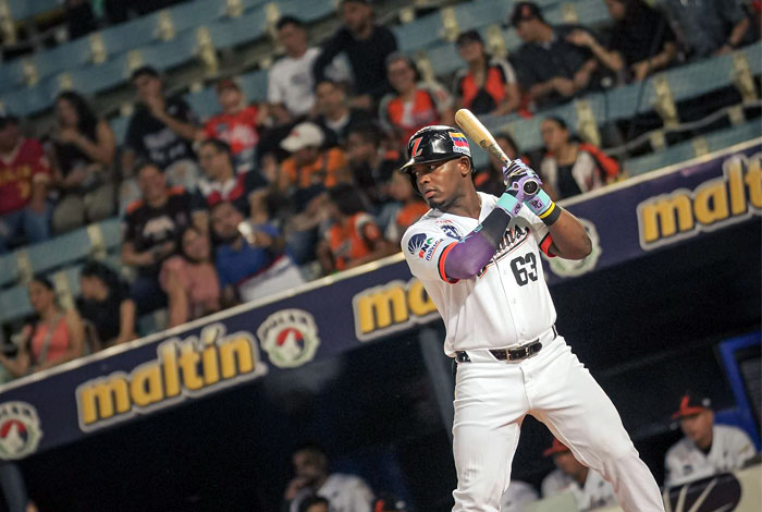 Águilas despluma a Cardenales en su nido