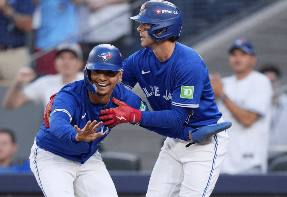 Azulejos apaleó a los Yankees para tomar ventaja en la Serie Divisional