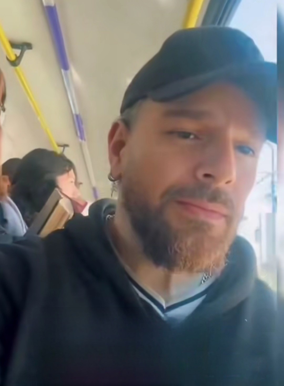 Ricky Martin en un bus de esos 