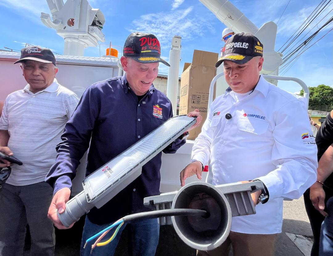 Alcaldía de Maracaibo y Corpoelec instalan más de 600 luminarias para reforzar el alumbrado público