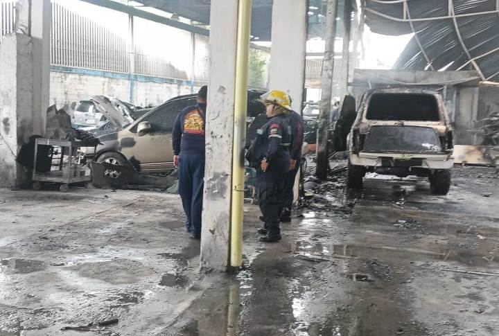 Bomberos de Maracaibo logran sofocar incendio en un taller de latonería y pintura en Belloso