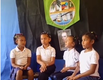 Niñas de primarias se hacen viral por su forma de exponer como si fueran presentadoras de TV