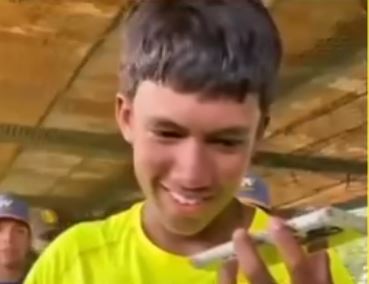 ¡ME FIRMARON, APÁ!: Adolescente venezolano no puede contener la emoción al anunciarle a su padre su pase a los Medias Blancas de Chicago