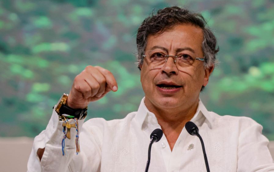 Gustavo Petro llama a consultas a su embajador en EEUU por aparecer retratado en un montaje con el atuendo anaranjado típico de los reos
