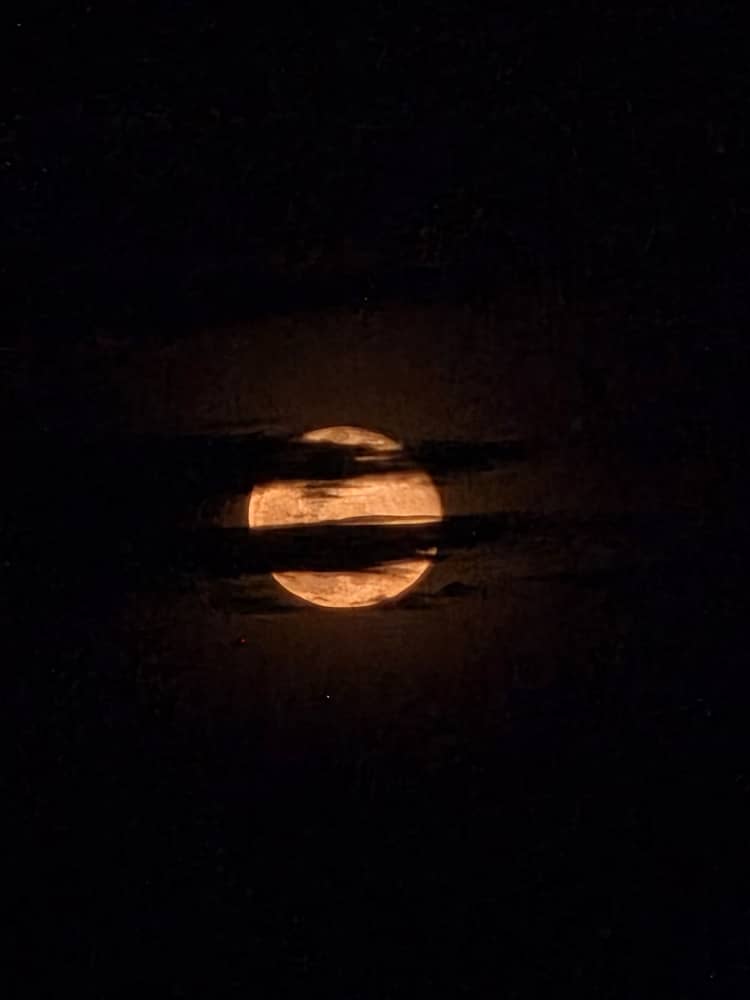 La luna se posó sobre el municipio JEL con un brillo de cobre viejo