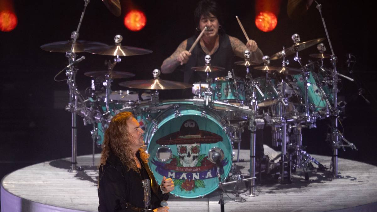 Alex González sufre caída en pleno concierto: 