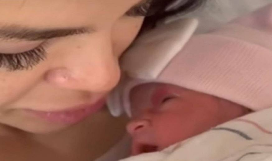 Natti Natasha presenta a su segunda hija, Dominique Isabelle