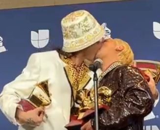 Ca7triel y Paco Amoroso celebraron los Grammy con un beso en la boca
