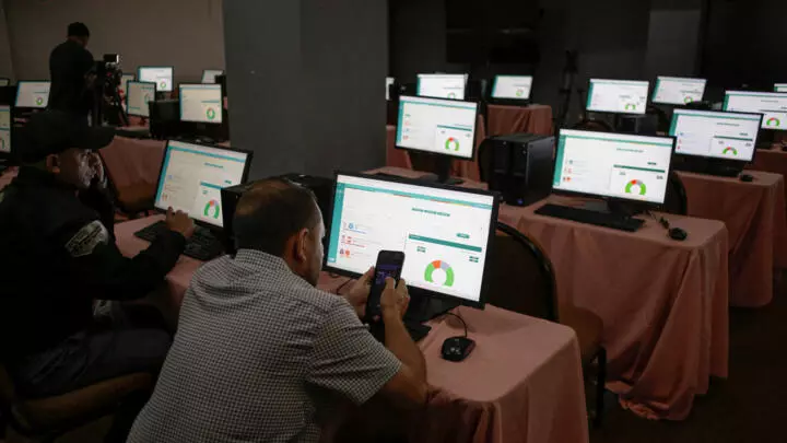 Honduras inicia escrutinio de actas para definir al presidente electo