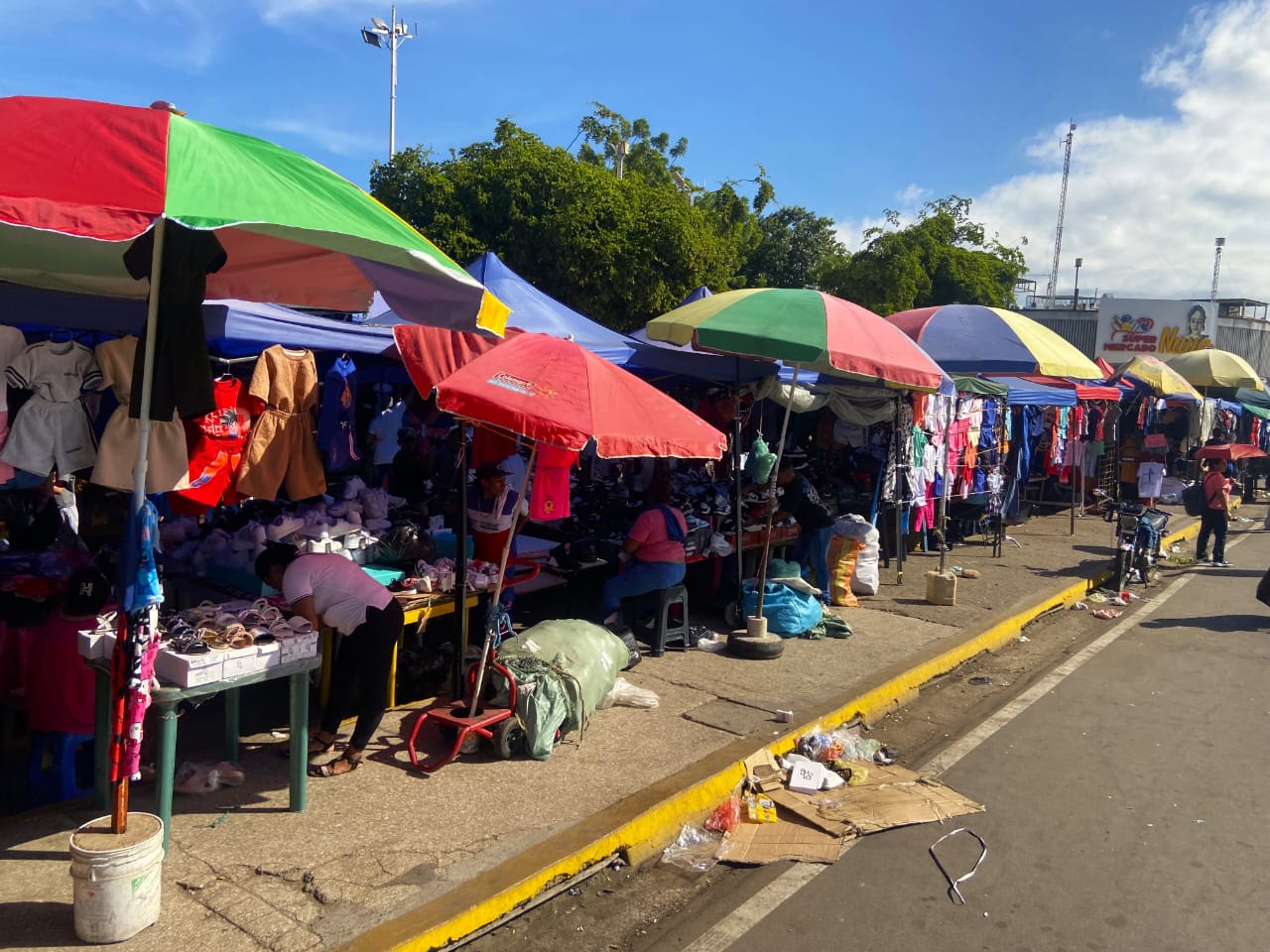 Oleadas de compradores y vendedores ambulantes saturan la avenida Libertador en la primera semana navideña