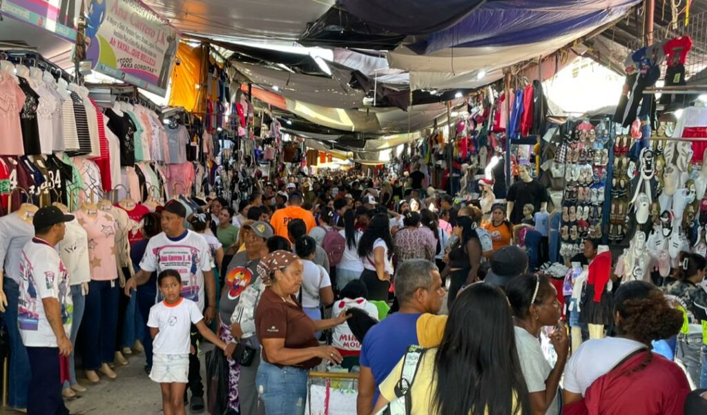 El centro está full de compradores y de gente quejándose, pero aun así el marabino sale por sus estrenos