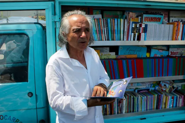 La biblioteca ambulante que siembra cultura en los rincones olvidados