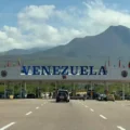 Pasajeros en Venezuela ‘improvisan’ rutas por tierra y líneas locales ante suspensión de los vuelos