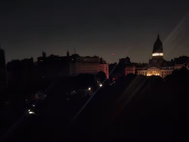 Apagón masivo en Argentina deja a un millón de usuarios sin luz en medio de una ola de calor extremo