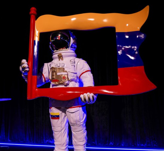 Niños venezolanos despegan al espacio en una expo histórica