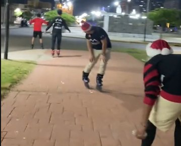 Cuando llega Navidad, salen los patinadores y rematan con tumbarranchos en el centro